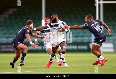 Le semi Radradra (au centre) de Bristol Bears est abordé par François Venter (à gauche) et Ollie Lawrence des Warriors de Worcester lors du match Gallagher Premiership au Sixways Stadium, Worcester. Banque D'Images