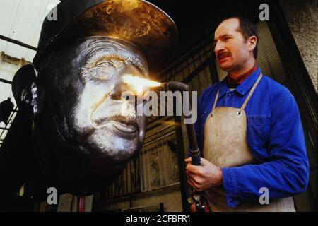 Jean-Marc Stora sculpte Charles de Gaulle buste, Saint-Fons, France Banque D'Images