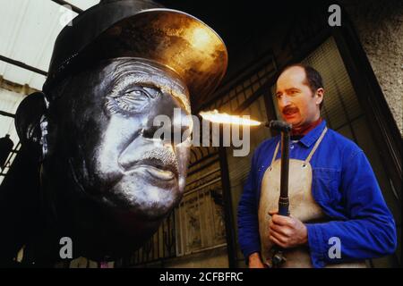 Jean-Marc Stora sculpte Charles de Gaulle buste, Saint-Fons, France Banque D'Images