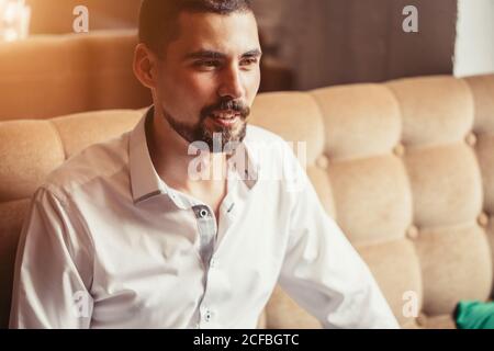 Homme d'affaires intelligent réussi se détendre dans un restaurant de luxe en plein air, entrepreneur confiant et attentionné, hommes riches pensive repos et attente Banque D'Images