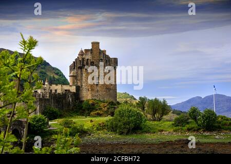 Le château d'Eilean Donan, construit au milieu du XIIIe siècle, a été partiellement détruit lors d'un soulèvement jacobite en 1719. Banque D'Images