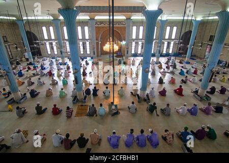 Dhaka, Bangladesh. 21 août 2020. Des centaines de dévotés musulmans assistent à la prière de Jummah (prière du vendredi) à la mosquée nationale du Bangladesh dans un contexte de crise du coronavirus (COVID-19). Ils prient les tout-puissants à la recherche de la paix, de la sécurité, de l'unité et du bien-être de l'Ummah musulman. (Photo de Joy Saha/Pacific Press/Sipa USA) Credit: SIPA USA/Alay Live News Banque D'Images