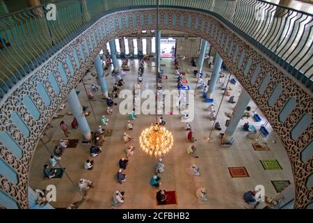 Dhaka, Bangladesh. 21 août 2020. Des centaines de dévotés musulmans assistent à la prière de Jummah (prière du vendredi) à la mosquée nationale du Bangladesh dans un contexte de crise du coronavirus (COVID-19). Ils prient les tout-puissants à la recherche de la paix, de la sécurité, de l'unité et du bien-être de l'Ummah musulman. (Photo de Joy Saha/Pacific Press/Sipa USA) Credit: SIPA USA/Alay Live News Banque D'Images