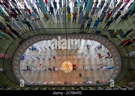 Dhaka, Bangladesh. 21 août 2020. Des centaines de dévotés musulmans assistent à la prière de Jummah (prière du vendredi) à la mosquée nationale du Bangladesh dans un contexte de crise du coronavirus (COVID-19). Ils prient les tout-puissants à la recherche de la paix, de la sécurité, de l'unité et du bien-être de l'Ummah musulman. (Photo de Joy Saha/Pacific Press/Sipa USA) Credit: SIPA USA/Alay Live News Banque D'Images