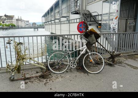 Des débris métalliques ont disparu de la rivière Limmat à Zurich. La rivière commence à l'embouchure du lac de Zurich. La ferraille est recouverte d'un encrassement biologique. Banque D'Images