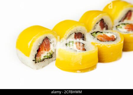 Sushi roulés avec takuan et saumon fumé sur une assiette blanche, sushis japonais classiques. Cuisine japonaise traditionnelle avec maki délicieux sushis pour le menu du restaurant. Copier l'espace Banque D'Images