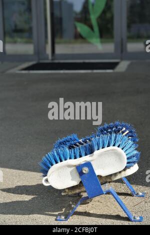 Tapis de nettoyage de balai de grattoir de porte en trois brosses à chaussures et placé devant une école primaire pour le nettoyage des chaussures. Banque D'Images