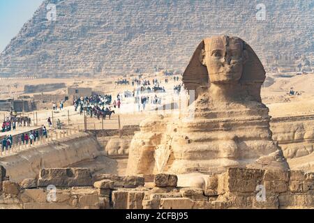 Des groupes de touristes visitent les pyramides d'Égypte Banque D'Images