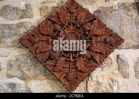 Motif en bois thaïlandais sculptures en bois faites à la main sur fond de pierre. Banque D'Images