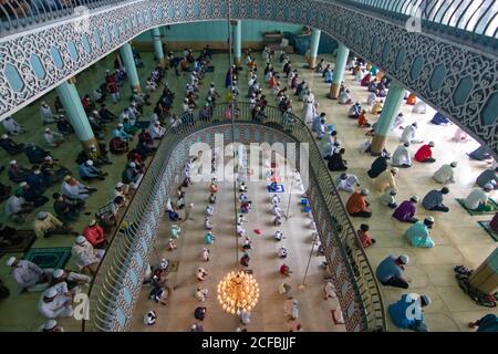 Dhaka, Bangladesh. 21 août 2020. Des centaines de dévotés musulmans assistent à la prière de Jummah (prière du vendredi) à la mosquée nationale du Bangladesh dans un contexte de crise du coronavirus (COVID-19). Ils prient les tout-puissants à la recherche de la paix, de la sécurité, de l'unité et du bien-être de l'Ummah musulman. (Photo de Joy Saha/Pacific Press/Sipa USA) Credit: SIPA USA/Alay Live News Banque D'Images