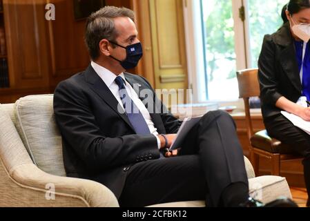 Athènes, Grèce. 04e septembre 2020. Le Premier ministre grec Kyriakos Mitsotakis lors de la rencontre avec Yang Jiechi, membre du Bureau politique et directeur de la Commission des affaires étrangères du Comité central du Parti communiste chinois. (Photo par Dimitrios Karvountzis/Pacific Press/Sipa USA) crédit: SIPA USA/Alay Live News Banque D'Images