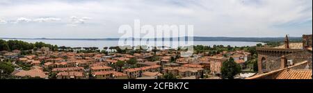 La vue panoramique sur le lac Bolsena et la ville de Bolsena Banque D'Images