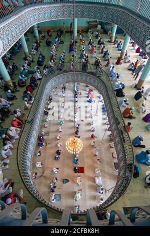 Dhaka, Bangladesh. 21 août 2020. Des centaines de dévotés musulmans assistent à la prière de Jummah (prière du vendredi) à la mosquée nationale du Bangladesh dans un contexte de crise du coronavirus (COVID-19). Ils prient les tout-puissants à la recherche de la paix, de la sécurité, de l'unité et du bien-être de l'Ummah musulman. (Photo de Joy Saha/Pacific Press/Sipa USA) Credit: SIPA USA/Alay Live News Banque D'Images