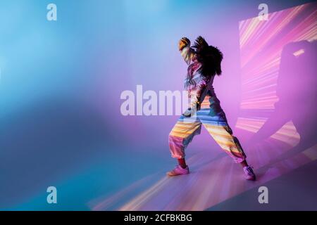 Danseuse sous une lumière vive Banque D'Images