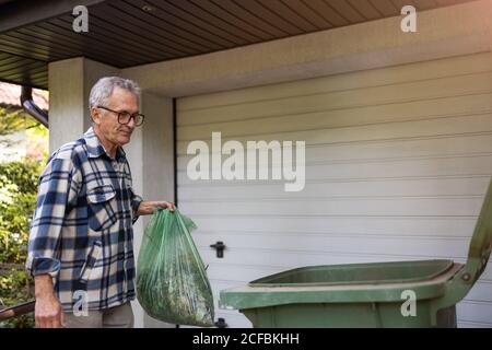 Un homme de premier plan qui a sorti les ordures Banque D'Images