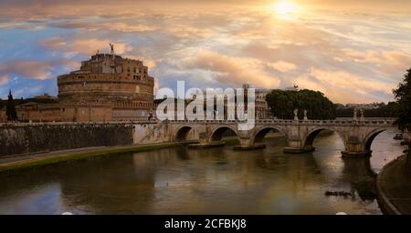 Ponte SantAngelo, à l'origine le pont Aélien ou Pons Aelius, est un pont romain à Rome, en Italie, achevé en 134 après J.-C. qui s'étend sur le Tibre. Banque D'Images