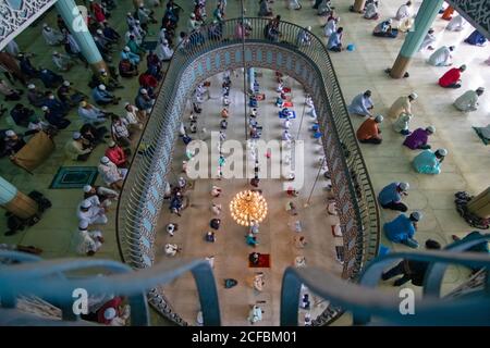 Dhaka, Bangladesh. 21 août 2020. Des centaines de dévotés musulmans assistent à la prière de Jummah (prière du vendredi) à la mosquée nationale du Bangladesh dans un contexte de crise du coronavirus (COVID-19). Ils prient les tout-puissants à la recherche de la paix, de la sécurité, de l'unité et du bien-être de l'Ummah musulman. (Photo de Joy Saha/Pacific Press/Sipa USA) Credit: SIPA USA/Alay Live News Banque D'Images
