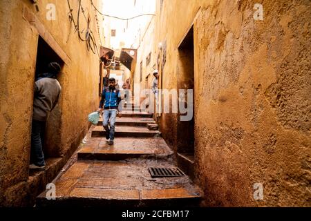 Homme shopping et marche à fès, Maroc Banque D'Images