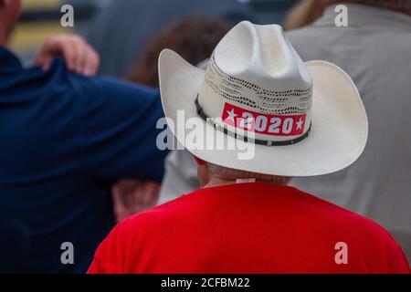 Un homme avec un chapeau de cow-boy de makeshhift MAGA écoute dessus Comme le président Trumps parle du succès de la nourriture programme box Banque D'Images