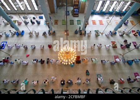 Dhaka, Bangladesh. 21 août 2020. Des centaines de dévotés musulmans assistent à la prière de Jummah (prière du vendredi) à la mosquée nationale du Bangladesh dans un contexte de crise du coronavirus (COVID-19). Ils prient les tout-puissants à la recherche de la paix, de la sécurité, de l'unité et du bien-être de l'Ummah musulman. (Photo de Joy Saha/Pacific Press/Sipa USA) Credit: SIPA USA/Alay Live News Banque D'Images