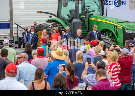 Le chef de cabinet de la Maison-Blanche donne le geste du pouce Quand il est reconnu par le président Trump aux agriculteurs pour les familles Programme d'alimentation de la boîte alimentaire Banque D'Images