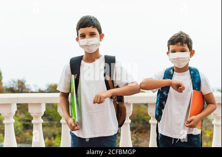 Cognement du coude. Salutation coude entre amis pour éviter la propagation du coronavirus (COVID-19). Ne pas secouer les mains. Nouvel accueil entre amis et famil Banque D'Images