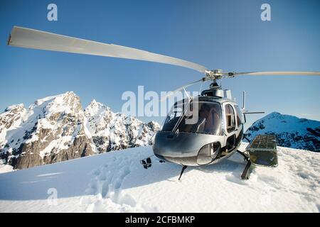 L'hélicoptère a atterri sur la crête de montagne pendant l'hiver. Banque D'Images