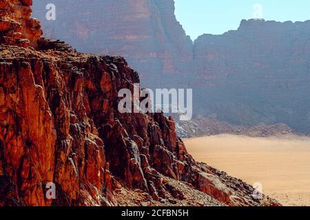 Montagnes de grès surplombant le désert de Wadi Rum, en Jordanie Banque D'Images