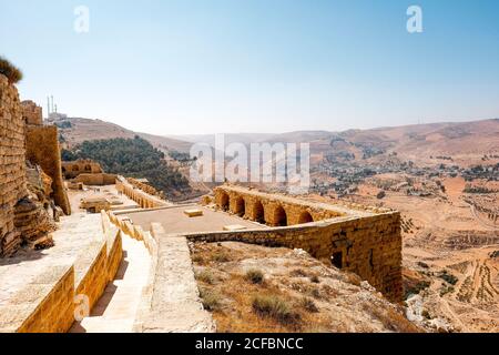 Les ruines du château de Kerak surplombant la campagne en Jordanie Banque D'Images