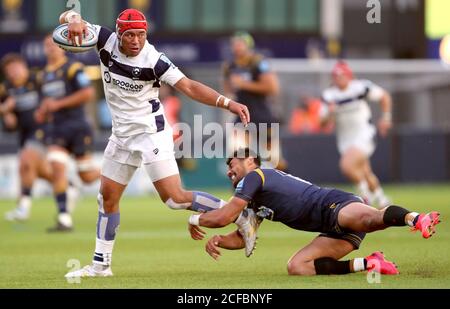 Le Siale Piutau (à gauche) de Bristol Bears est attaqué par Melani Nanai des Worcester Warriors lors du match Gallagher Premiership au Sixways Stadium, Worcester. Banque D'Images