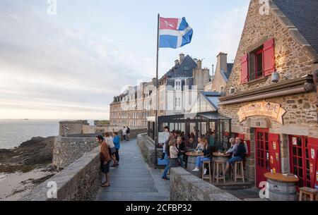 Terrasse de restaurant, remparts de la ville, Saint-Malo, Bretagne, France Banque D'Images