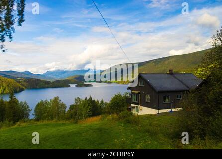 Grange sur la rive du lac de Slidrefjord, Kvåle village comté d'Innlandet à l'est Norway.Tyinvegen, Norvège vue de E16-route européenne de Bergen à Oslo Banque D'Images