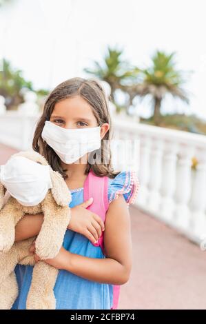 Protection contre les maladies. Portrait d'une fille avec un masque hygiénique pour prévenir l'infection, la maladie, la grippe ou le 2019-nCoV. Concept de retour à l'école dans le Banque D'Images