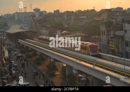 Lahore, Pakistan. 4 septembre 2020. Une vue de la ligne Orange Metro train (OLMT) vers sa destination comme a commencé son essai de course à Lahore. La ligne Orange est la première des trois lignes de chemin de fer proposées pour le métro de Lahore à 27.1 kilomètres de métro, l'une des plus chères au monde, le reste est financé par des prêts bonifiés par le gouvernement de la Chine. Crédit : Pacific Press Media production Corp./Alay Live News Banque D'Images