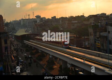 Lahore, Pakistan. 4 septembre 2020. Une vue de la ligne Orange Metro train (OLMT) vers sa destination comme a commencé son essai de course à Lahore. La ligne Orange est la première des trois lignes de chemin de fer proposées pour le métro de Lahore à 27.1 kilomètres de métro, l'une des plus chères au monde, le reste est financé par des prêts bonifiés par le gouvernement de la Chine. Crédit : Pacific Press Media production Corp./Alay Live News Banque D'Images