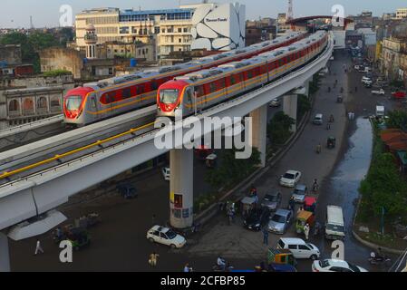 Lahore, Pakistan. 4 septembre 2020. Une vue de la ligne Orange Metro train (OLMT) vers sa destination comme a commencé son essai de course à Lahore. La ligne Orange est la première des trois lignes de chemin de fer proposées pour le métro de Lahore à 27.1 kilomètres de métro, l'une des plus chères au monde, le reste est financé par des prêts bonifiés par le gouvernement de la Chine. Crédit : Pacific Press Media production Corp./Alay Live News Banque D'Images