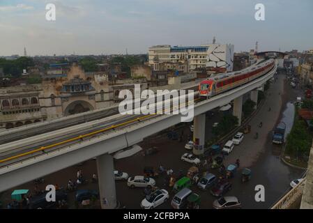 Lahore, Pakistan. 4 septembre 2020. Une vue de la ligne Orange Metro train (OLMT) vers sa destination comme a commencé son essai de course à Lahore. La ligne Orange est la première des trois lignes de chemin de fer proposées pour le métro de Lahore à 27.1 kilomètres de métro, l'une des plus chères au monde, le reste est financé par des prêts bonifiés par le gouvernement de la Chine. Crédit : Pacific Press Media production Corp./Alay Live News Banque D'Images