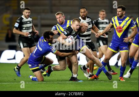 Brad Fash (au centre) du FC Hull est abordé par Stefan Ratchford (à gauche) de Warrington Wolves et Mike Cooper lors du match de la Super League de Betfred au stade Emerald Headingley, à Leeds. Banque D'Images