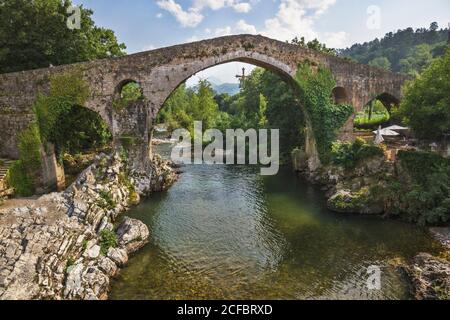 Pont romain de Cangas de Onís dans les Asturies (Espagne) sans personnes Banque D'Images