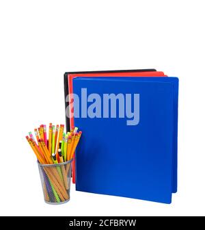 Photographie de crayons colorés dans le porte-crayon et pile de cahiers aux couleurs vives avec espace de copie isolé sur un fond blanc. Banque D'Images