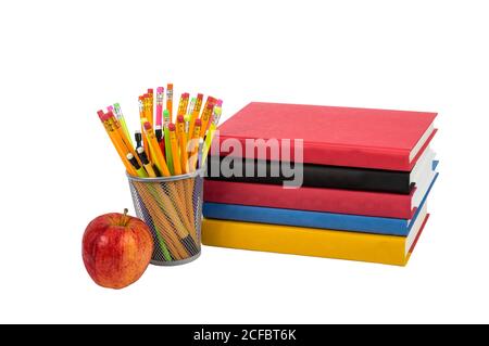 Photo horizontale colorée d'une pile de livres avec une pomme et des crayons colorés. Isolé sur un fond blanc. Banque D'Images
