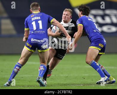 Le Jordan Johnstone (au centre) du FC Hull est abordé par Ben Currie (à gauche) de Warrington Wolves et Stefan Ratchford lors du match de la Super League de Betfred au stade Emerald Headingley, à Leeds. Banque D'Images