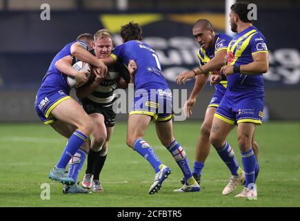 Le Jordan Johnstone (au centre) du FC Hull est abordé par Ben Currie (à gauche) de Warrington Wolves et Stefan Ratchford lors du match de la Super League de Betfred au stade Emerald Headingley, à Leeds. Banque D'Images