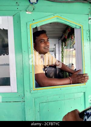 Plusieurs bateaux partent de Sundarbans pour montrer la forêt de mangroves Sunderbans. Célèbre pour le tigre du Bengale. C'est un portrait pour un tel propriétaire de bateau Banque D'Images