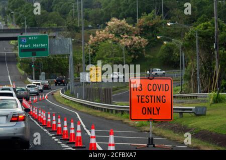 Essais en masse de COVID-19 effectués sur l'autoroute H3, Oahu, Hawaii, États-Unis Banque D'Images