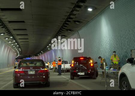 COVID-19 essais de masse effectués à l'intérieur du tunnel sur l'autoroute H3, Oahu, Hawaii, États-Unis Banque D'Images