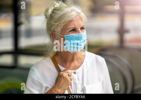 Portrait d'une femme âgée portant un masque de protection à l'extérieur ville Banque D'Images
