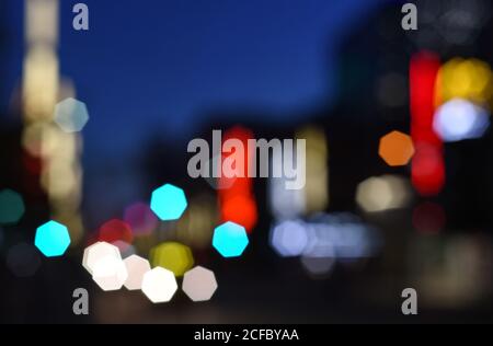 Les lumières hors foyer du bâtiment et du véhicule forment une impressioniste paysage urbain Banque D'Images