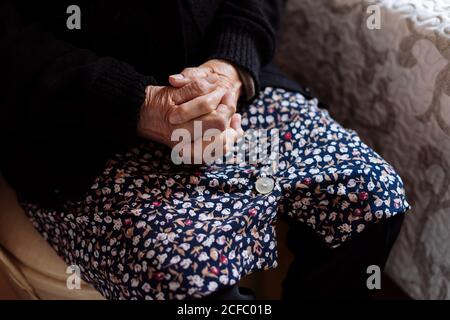 Détail des mains d'une femme âgée atteinte d'arthrose Banque D'Images