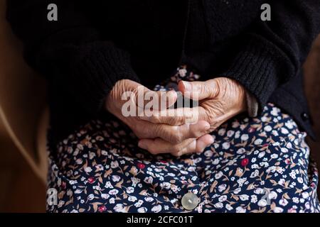 Détail des mains d'une femme âgée atteinte d'arthrose Banque D'Images